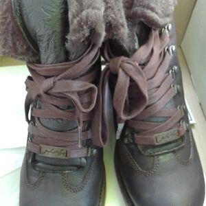 Size 7 1/2 Frye boots chocolate gently used